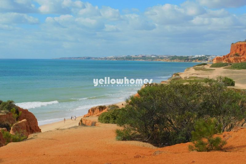 Oportunidade rara: Moradia frente à praia perto de Olhos de Agua / Albufeira